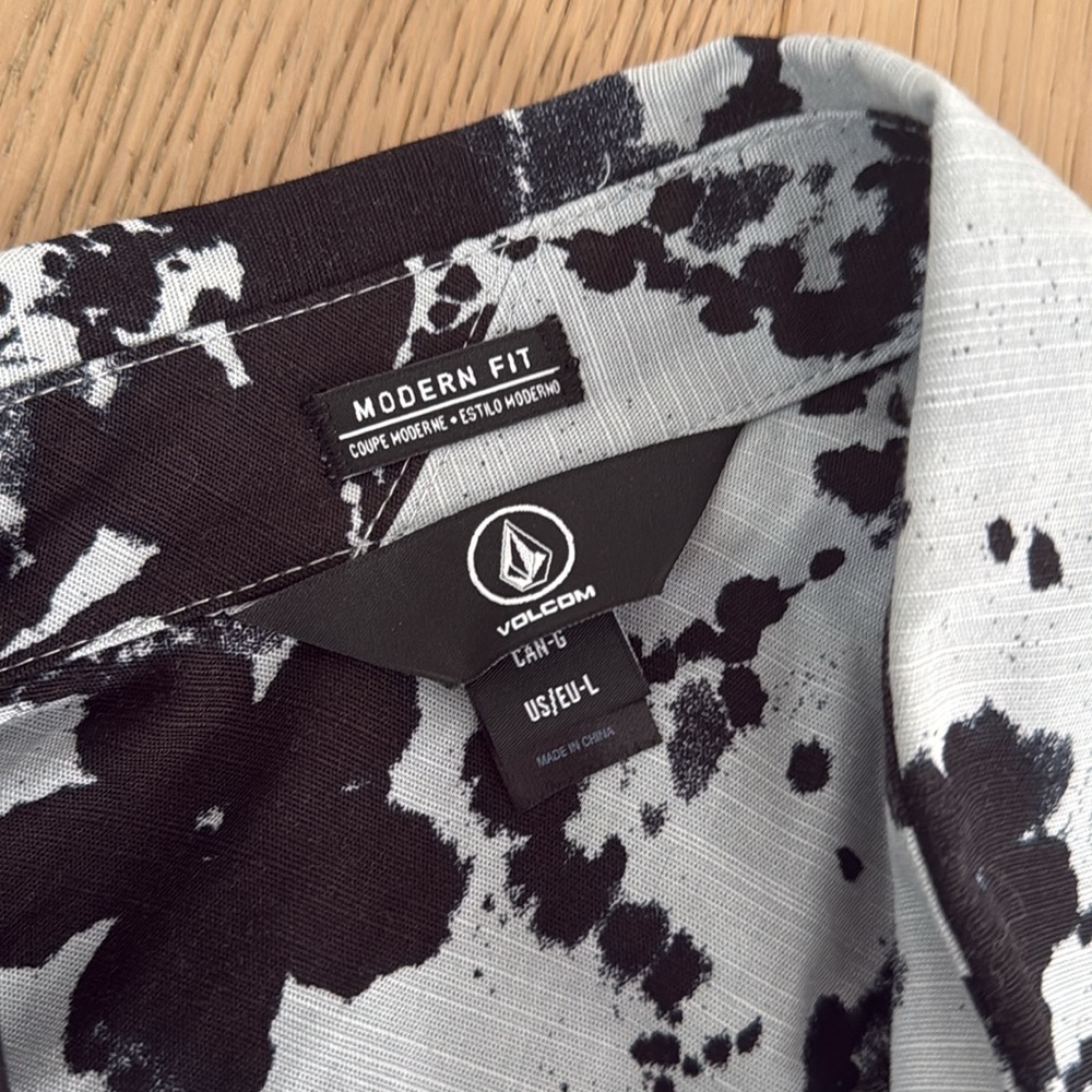 Volcom Modern Fit Short Sleeve Button Up - image 2